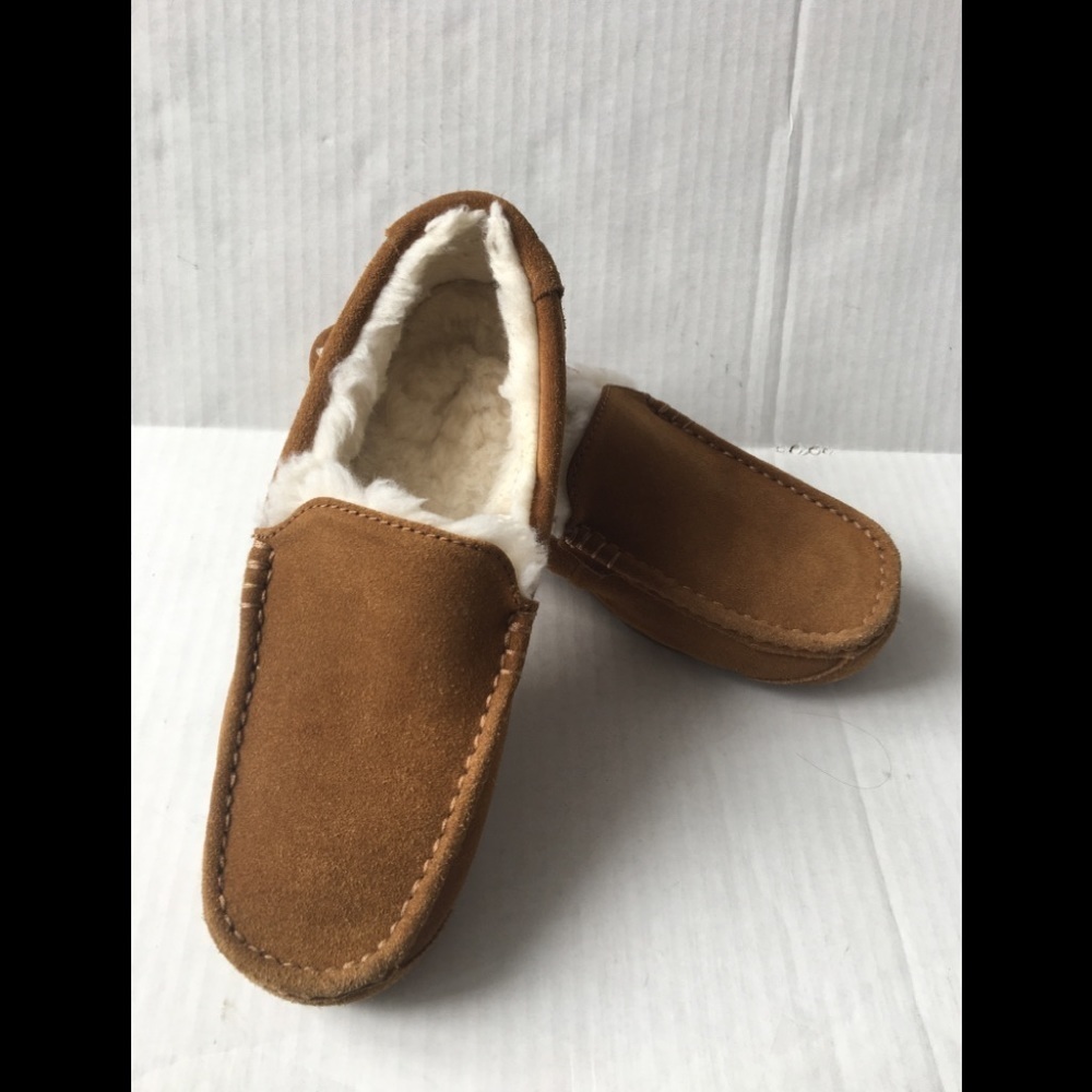 Koolaburra by UGG Tan/ Chestnut Slippers - Picture 11 of 16